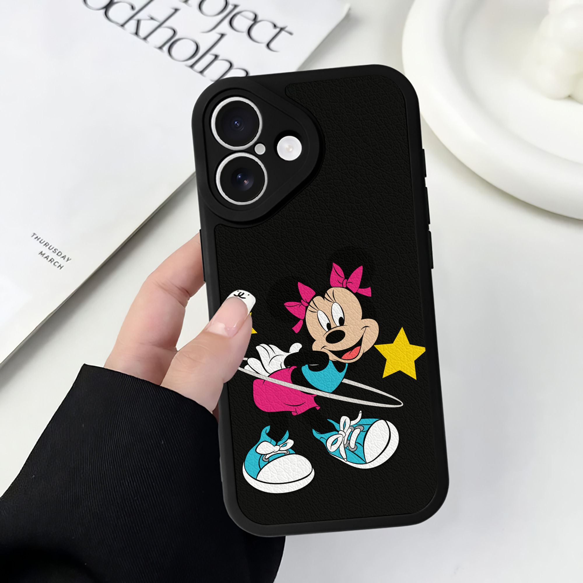 （画像用） ミッキーマウス Mickey Mouse 【iPhone 16シリーズ対応】シリコンスマホケース（レザー調） 材質：シリコン